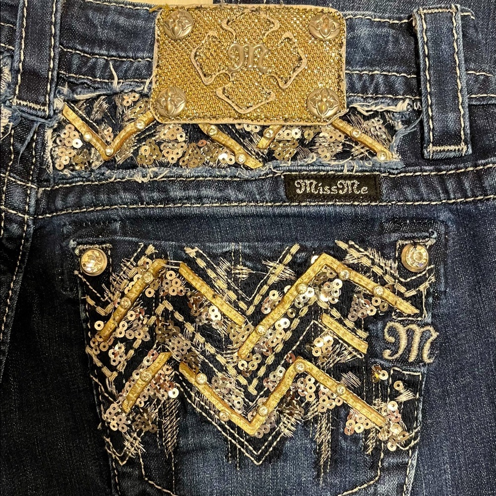 Miss Me Jeans with gorgeous gold detailing on back pockets. Length is 33/34